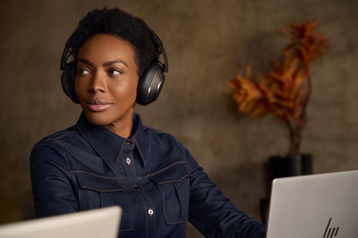Headset Poly Voyager Surround 85 UC - MS Teams - Stereo - Bluetooth - USB-A / USB-C - Charging Stand
