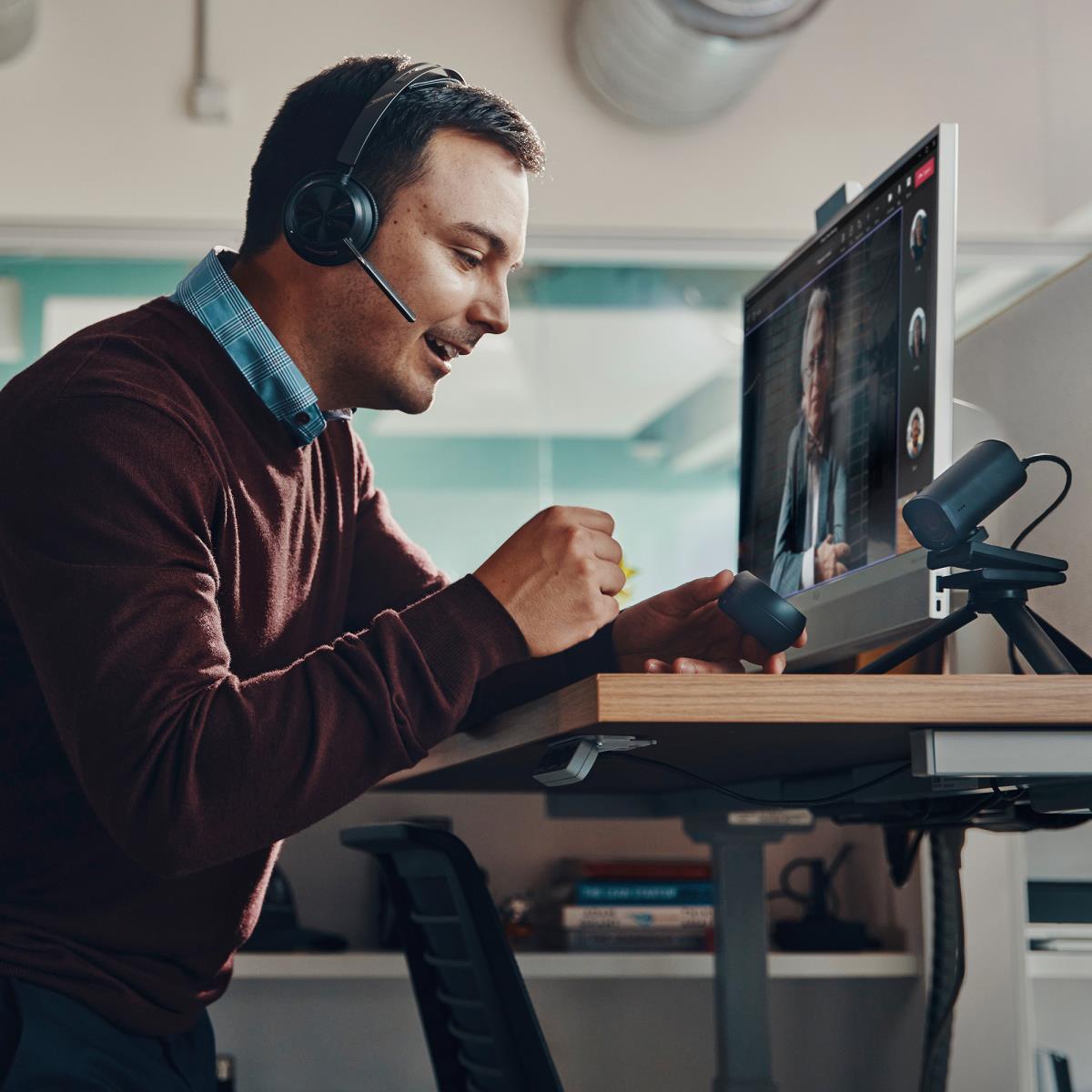 Headset Voyager Focus 2 - Stereo - Bluetooth/USB-C - USB-C/A Adapter + Charging Stand