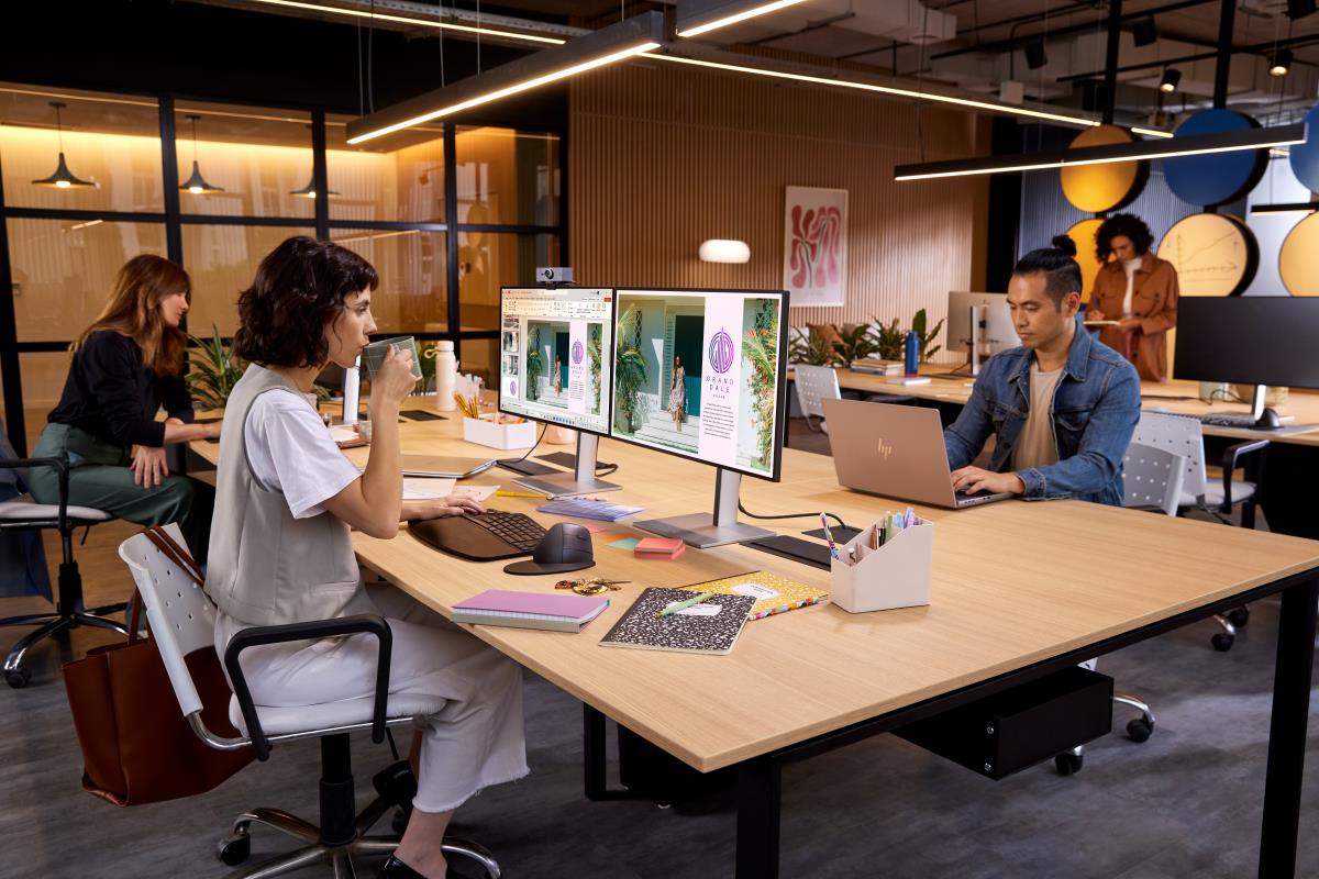 Desktop Monitor w/Thunderbolt 4 - Series 7 Pro 727pu - 27in - 2560x1440 (QHD)