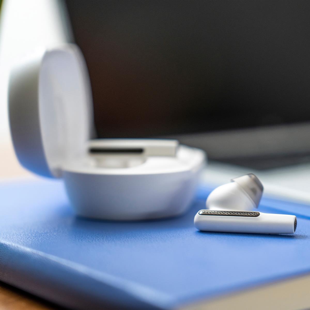 Voyager Free 60 Uc Bluetooth Wireless Earbuds - Basic Charge Case - USB-c - White