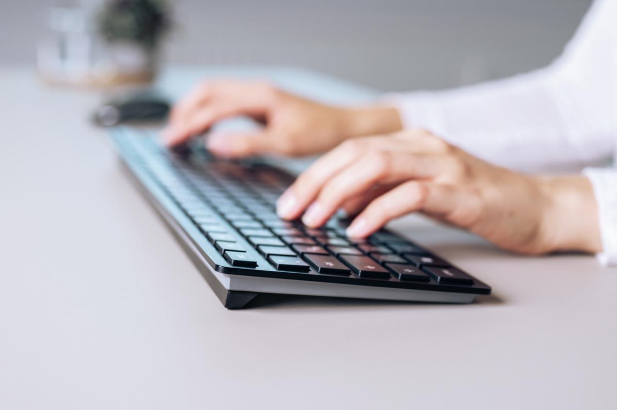 KW 9100 SLIM Rechargeable Keyboard - Wireless or Bluetooth - Black - Qwertzu Swiss