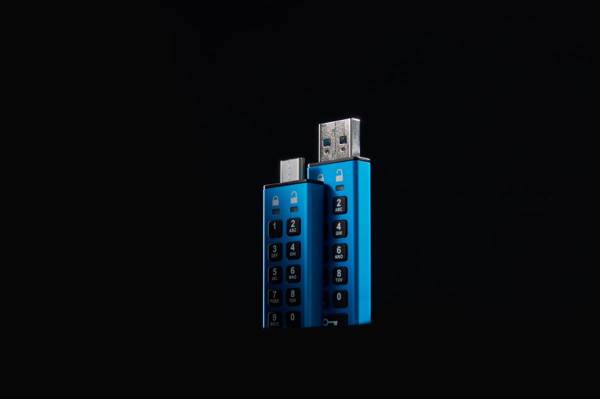 Ironkey Keypad 200 - 64GB USB Stick - USB 3.2 - FIPS 140-3 Level 3 (pending) With Aes 256-bit Encrypted