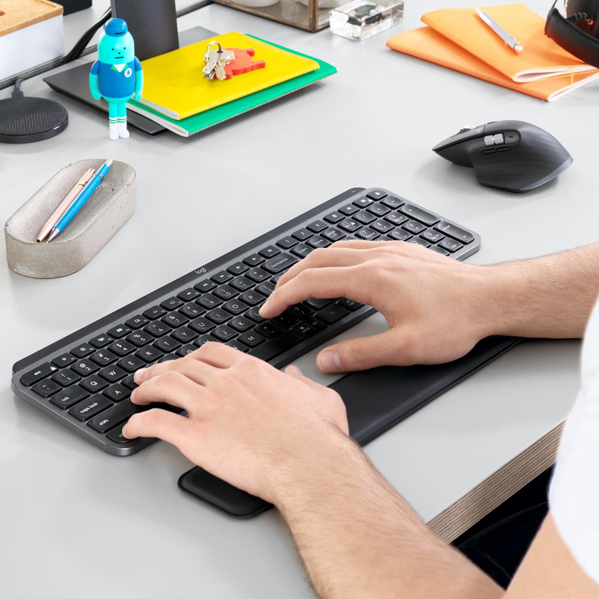 Mx Keys Wireless Illuminated Rechargeable Keyboard With Palm Rest Graphite Qwerty Us Int