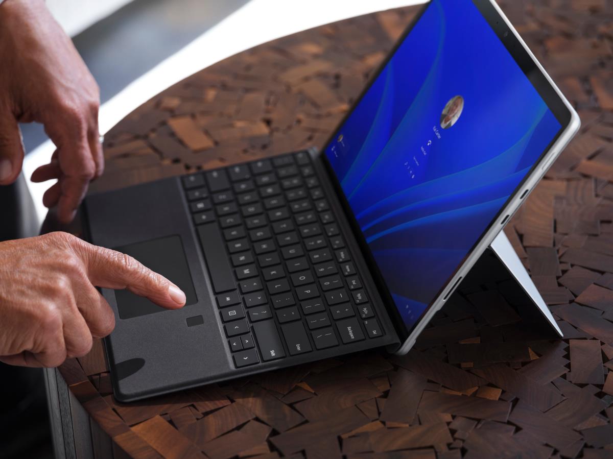 Surface Pro Signature Keyboard With Fingerprint Reader - Black - Qwerty Int'l