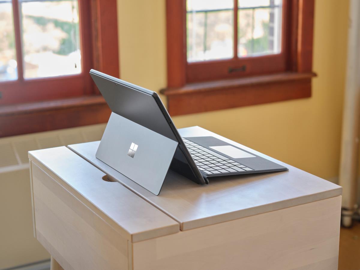 Surface Go 3 Lte - 10.5in Touchscreen - Core i3-10100y - 8GB Ram - 128GB SSD - Win10 Pro - Black - Uhd Graphics 615