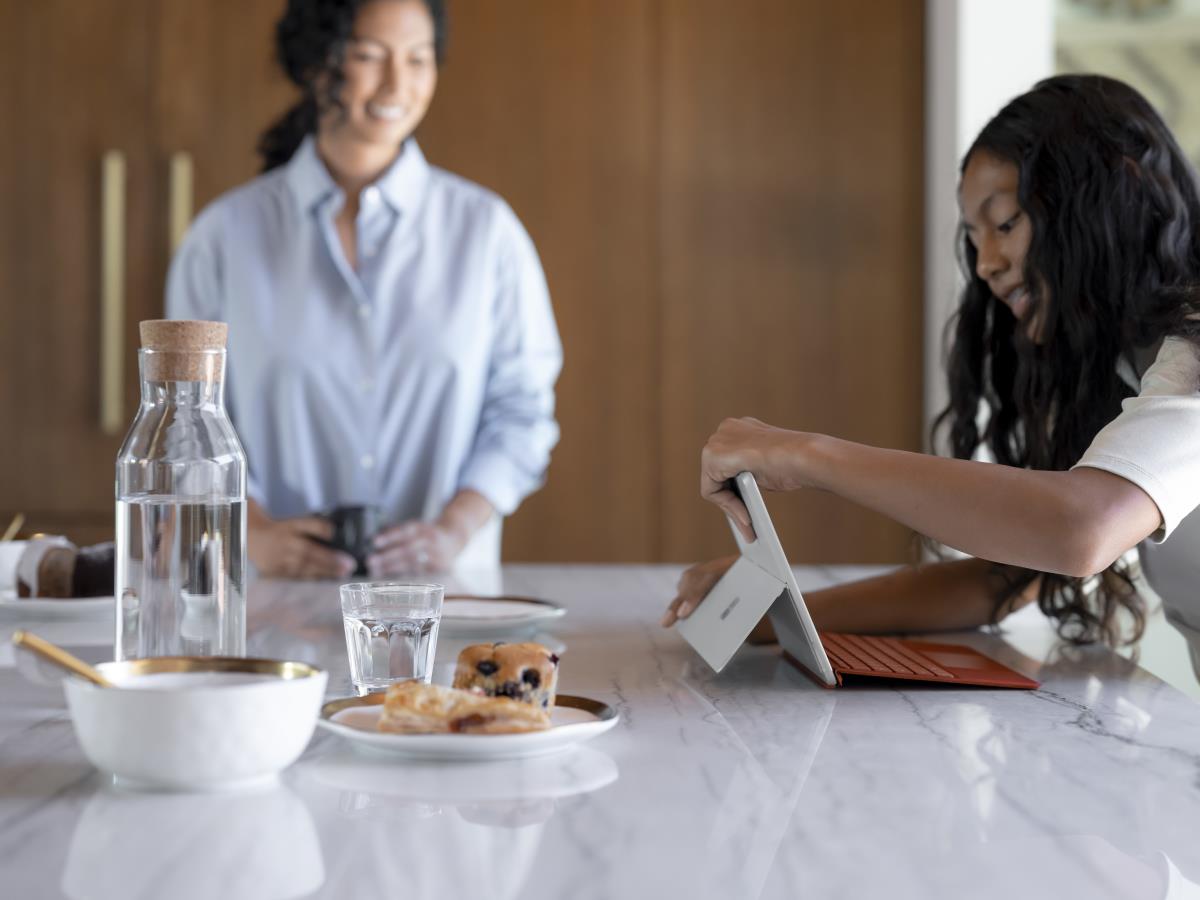 Surface Go 3 Lte - 10.5in Touchscreen - Core i3-10100y - 8GB Ram - 256GB SSD - Win11 Pro - Platinum - Uhd Graphics 615