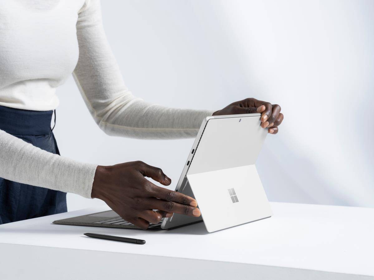 Surface Pro 8 - 13in Touchscreen - i3 1115g4 - 8GB Ram - 128GB SSD - Win10 Pro - Platinum - Iris Xe Graphics At/be/fr/de/