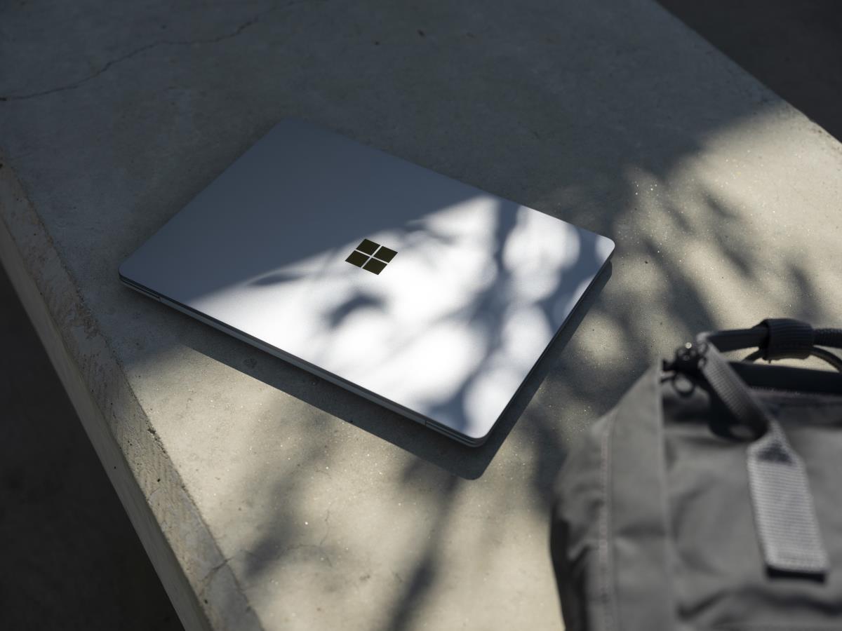 Surface Laptop Go - 12.4in - i5 1035g1 - 16GB Ram - 256GB SSD - Win10 Pro - Platinum - Qwertzu Swiss-lux