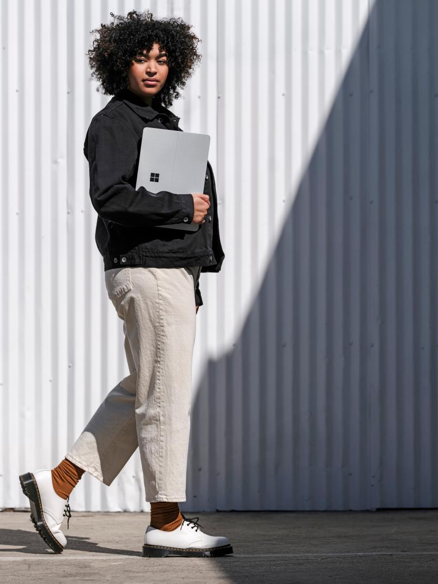 Surface Laptop Studio - 14.4in Touchscreen - i7 11370h - 16GB Ram - 512GB SSD - Win10 Pro - Platinum - Qwerty Int'l - GeForce Rtx 3050 Ti