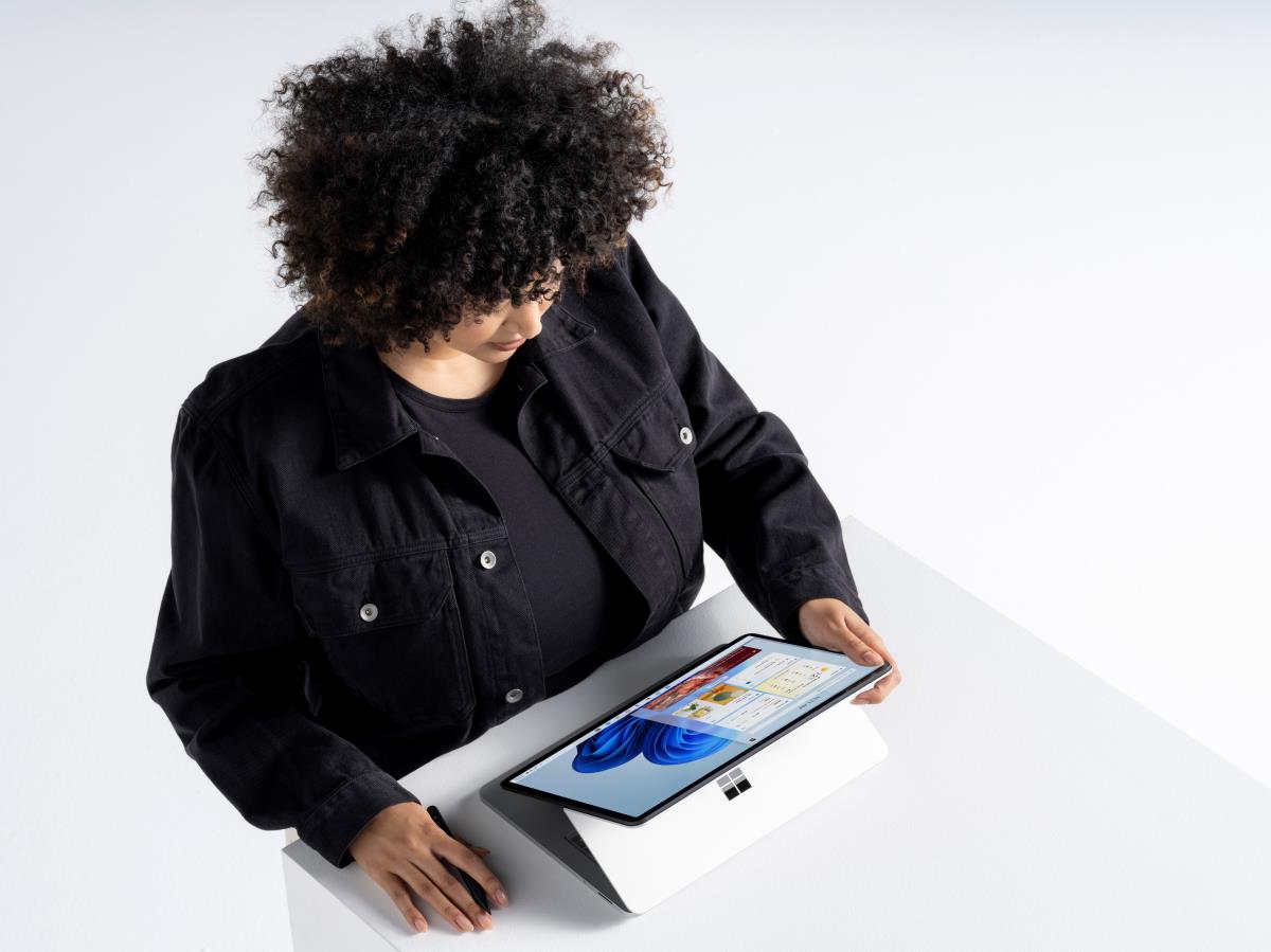 Surface Laptop Studio - 14.4in Touchscreen - i7 11370h - 16GB Ram - 512GB SSD - Win10 Pro - Platinum - Qwerty Int'l - GeForce Rtx 3050 Ti