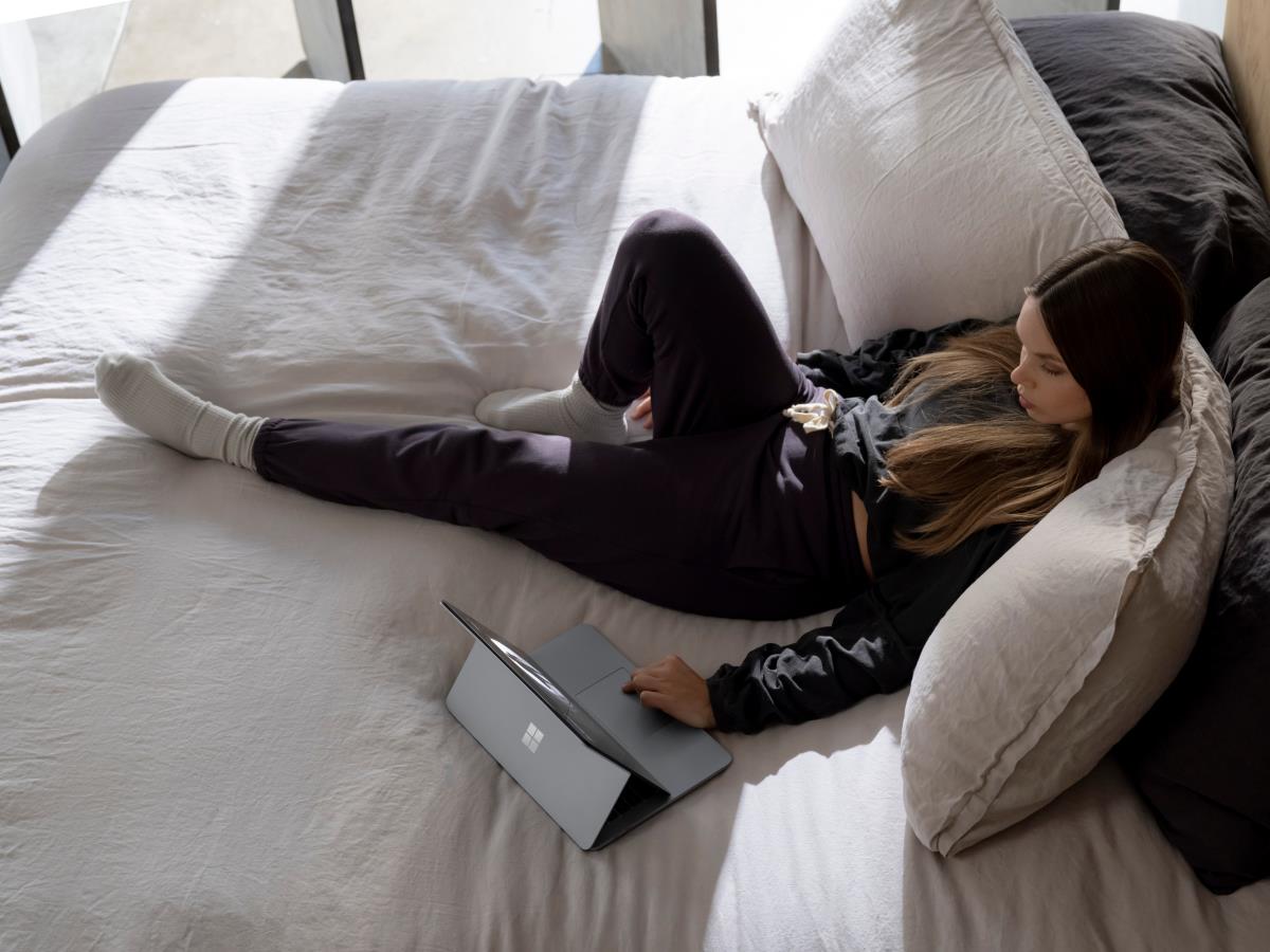 Surface Laptop Studio - 14.4in Touchscreen - i7 11370h - 16GB Ram - 512GB SSD - Win10 Pro - Platinum - Qwerty Int'l - GeForce Rtx 3050 Ti