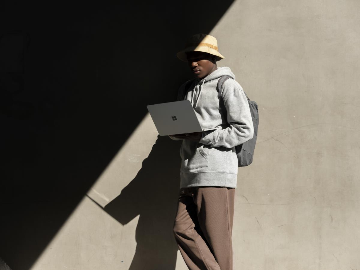 Surface Laptop Go - 12.4in - i5 1035g1 - 8GB Ram - 128GB SSD - Win10 Pro - Platinum - Edu Qwertzu Swiss-lux
