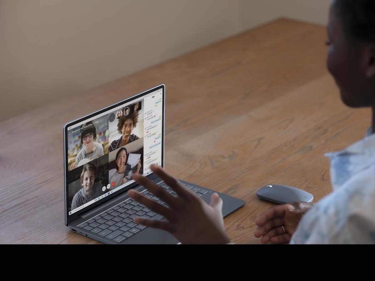 Surface Laptop Go - 12.4in - i5 1035g1 - 8GB Ram - 128GB SSD - Win10 Pro - Platinum - Edu Qwertzu Swiss-lux