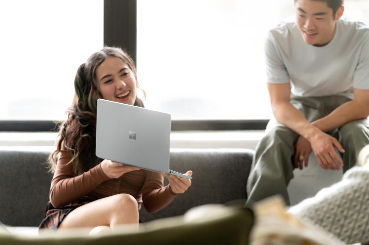 Surface Laptop Go 2 - 12.4in Touchscreen - i5 1135g7 - 16GB Ram - 256GB SSD - Win11 Pro - Platinum - Azerty Belgian - Iris Xe Graphics