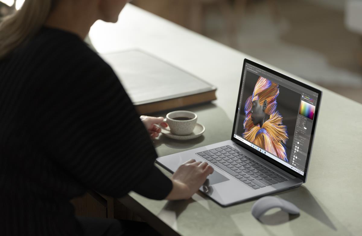 Surface Laptop 4 - 15in - Ryzen 7 4980u - 8GB Ram - 256GB SSD - Win11 Pro - Platinum - Qwertzu Swiss-lux - Amd Radeon Graphics