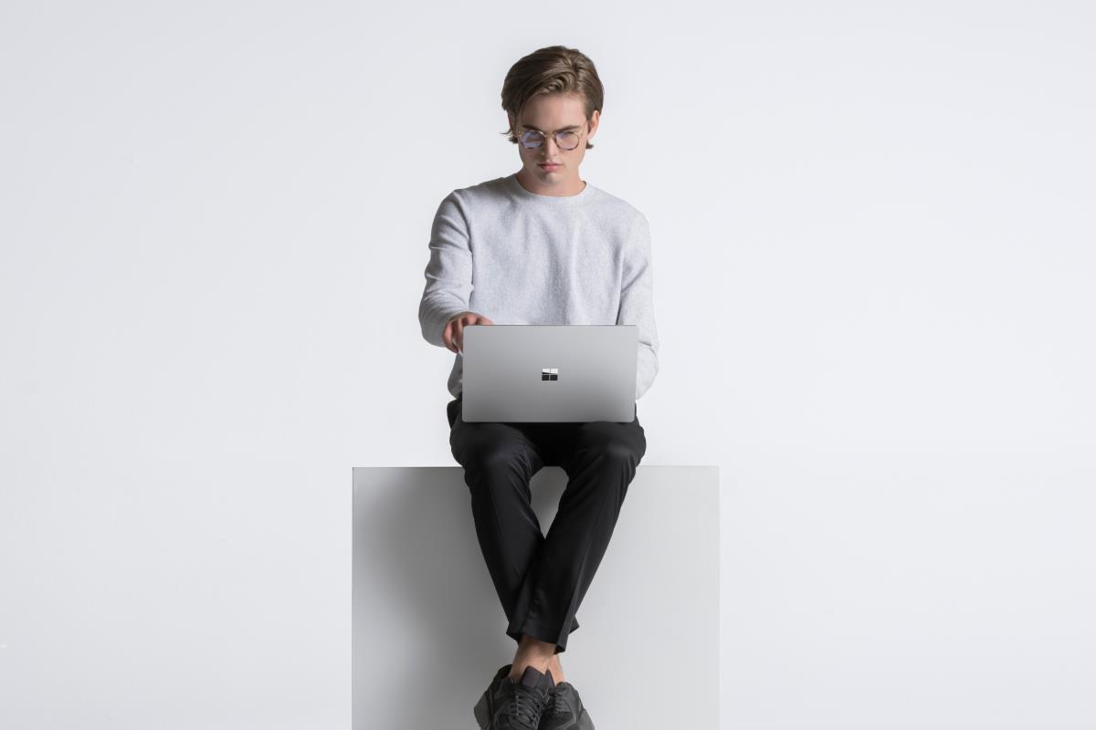 Surface Laptop 4 - 15in - i7 1185g7 - 8GB Ram - 512GB SSD - Win11 Pro - Platinum - Qwertzu Swiss-lux - Iris Xe Graphics