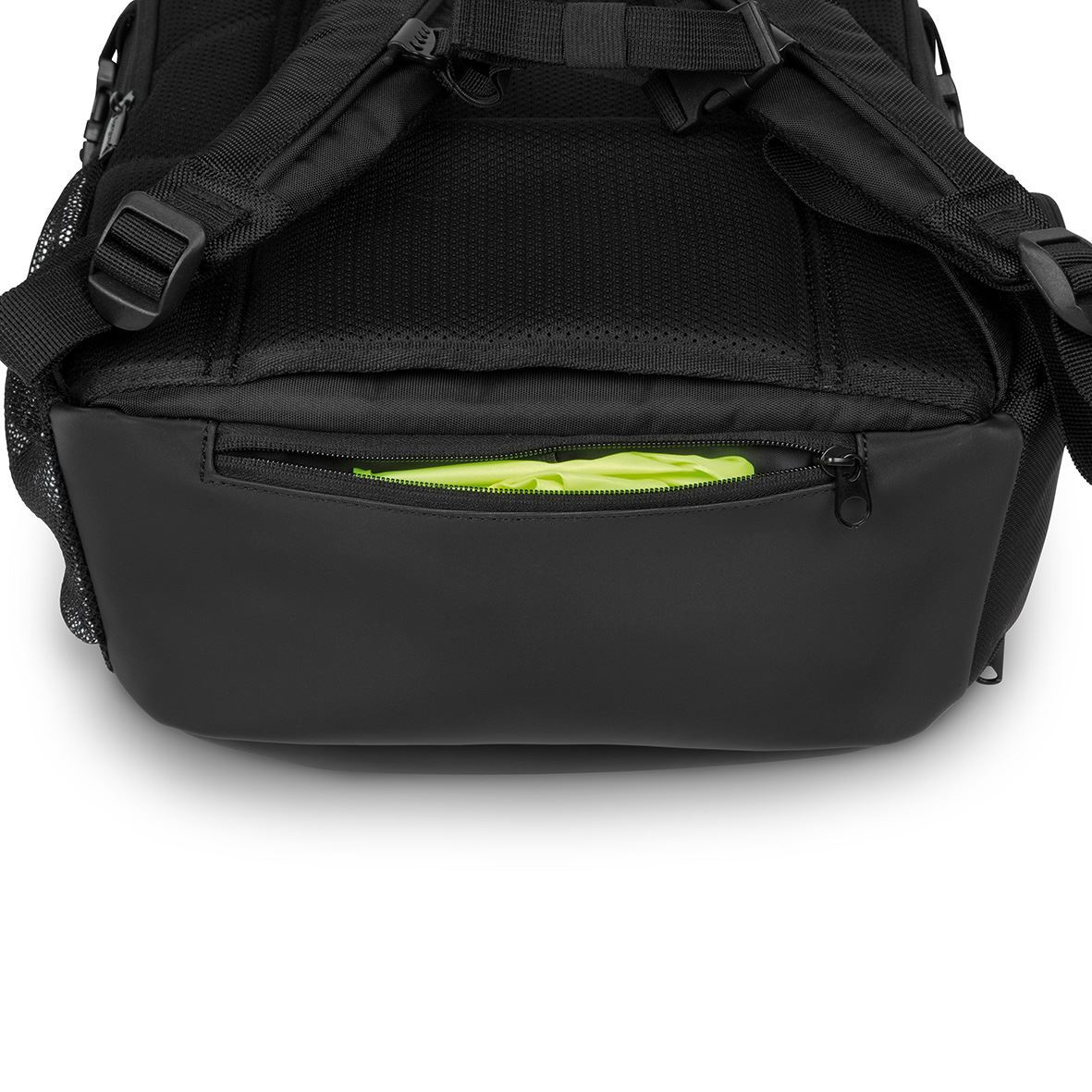 Strike - 17.3in Gaming Notebook Backpack - Black / Red