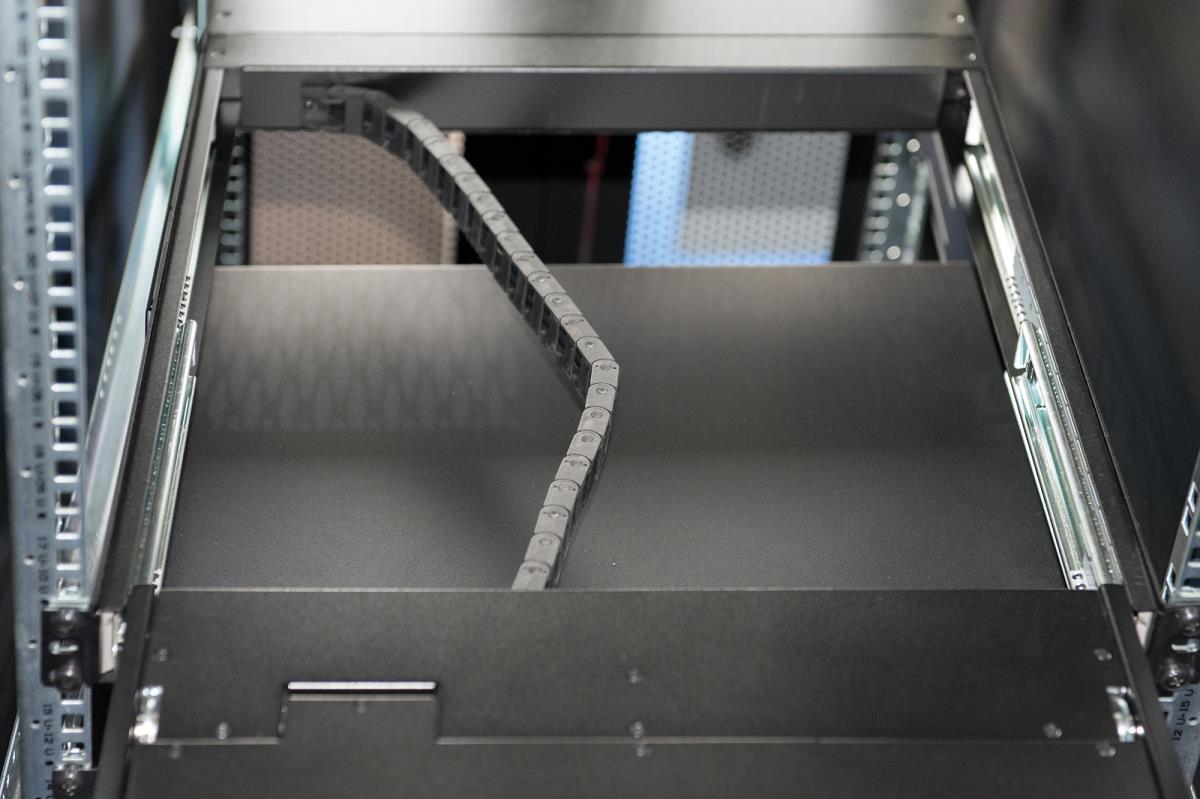 Modularized 43.2cm (17in) TFT console with 8 port Cat.5 KVM, RAL 9005 black - TR keyboard