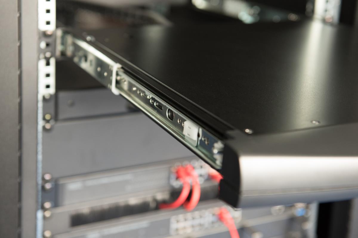 Modularized 43.2cm (19in) HD TFT console with 16 port KVM. RAL 9005 black - GE keyboard
