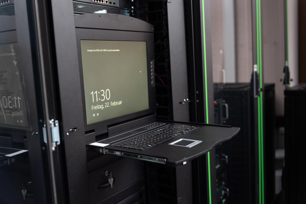 Modulare Konsole with 19in TFT 48.3cm 8Port KVM Touch 8x HDMI. HD Resolution - ES Keyboard