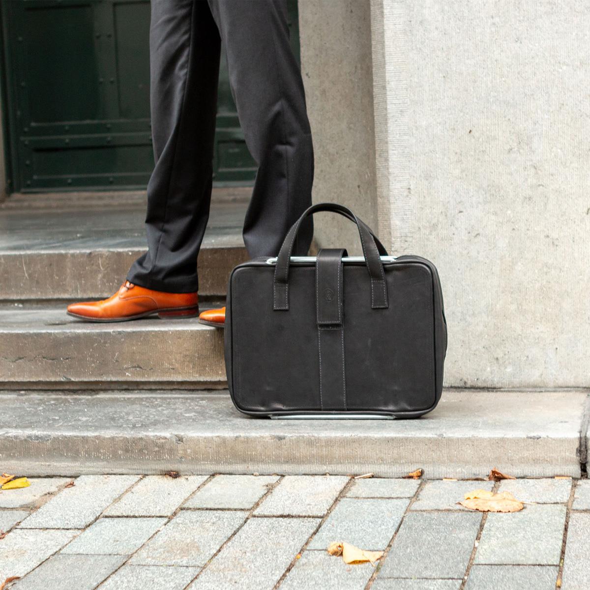 Viva - 15.6in - Notebook Case - Leather - Black