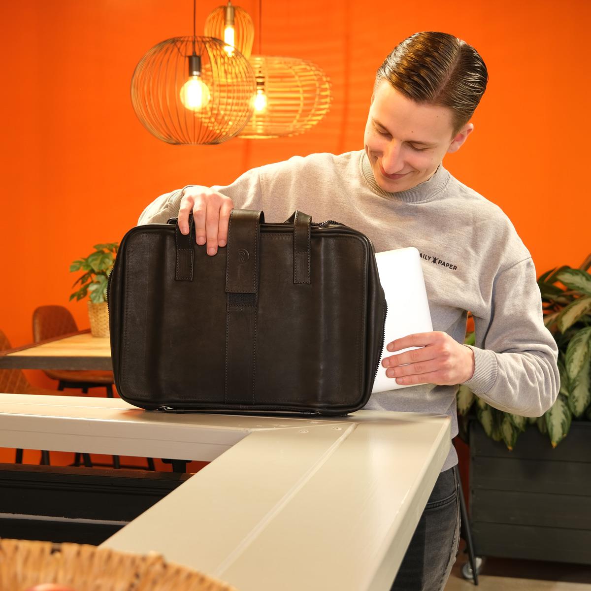 Viva - 15.6in - Notebook Case - Leather - Black